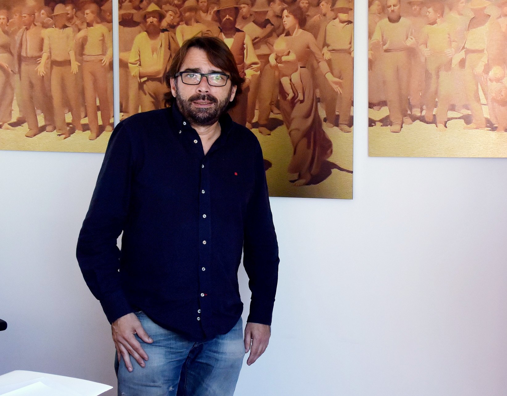 Camil Ros respon les preguntes mentre passeja pel seu despatx