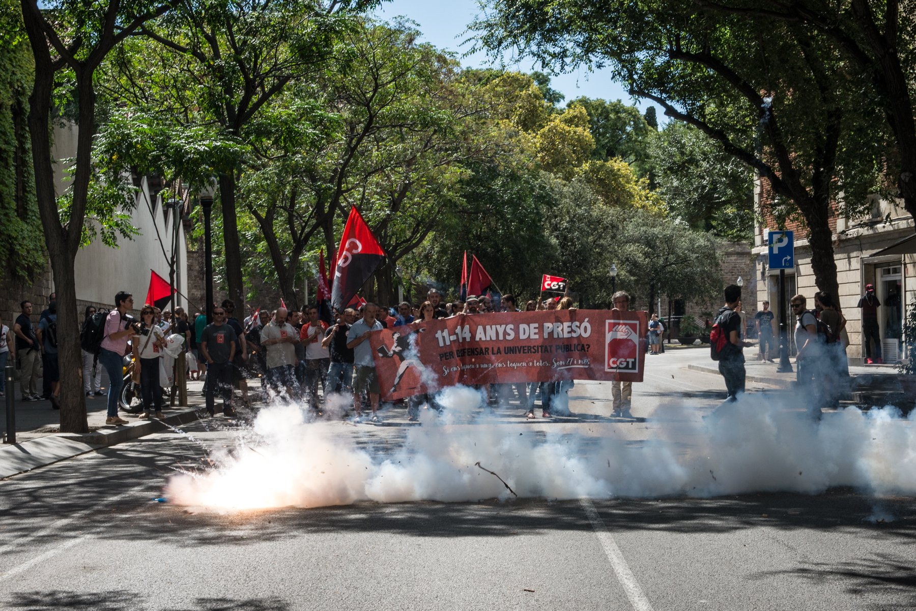 Els manifestants han fet petar traques i petard durant tot el trajecte Foto: SANDRA LÀZARO