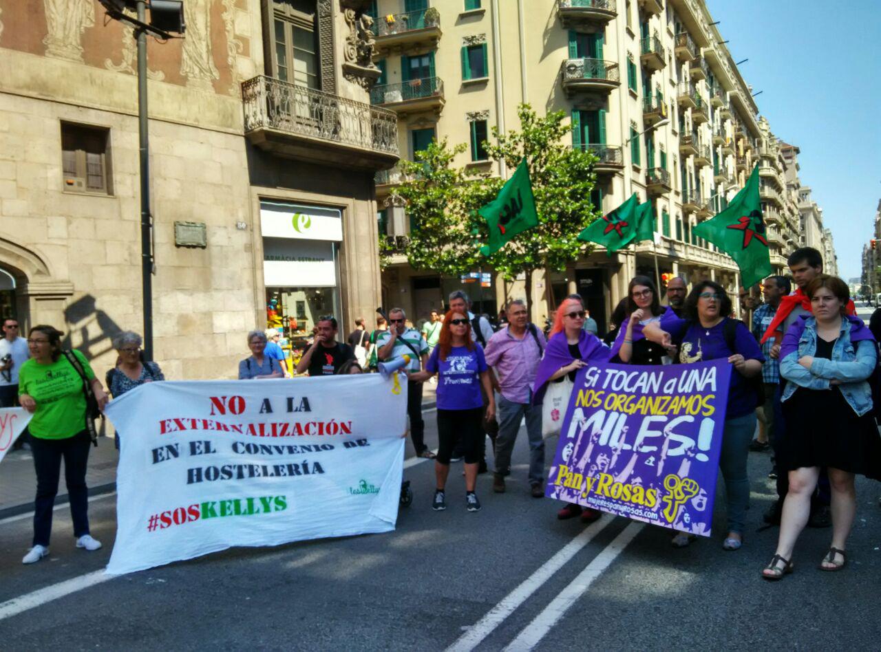 Las Kellys i grups de suport també s'han concentrat abans de la sessió negociadora. foto: Tomeu Ferrer