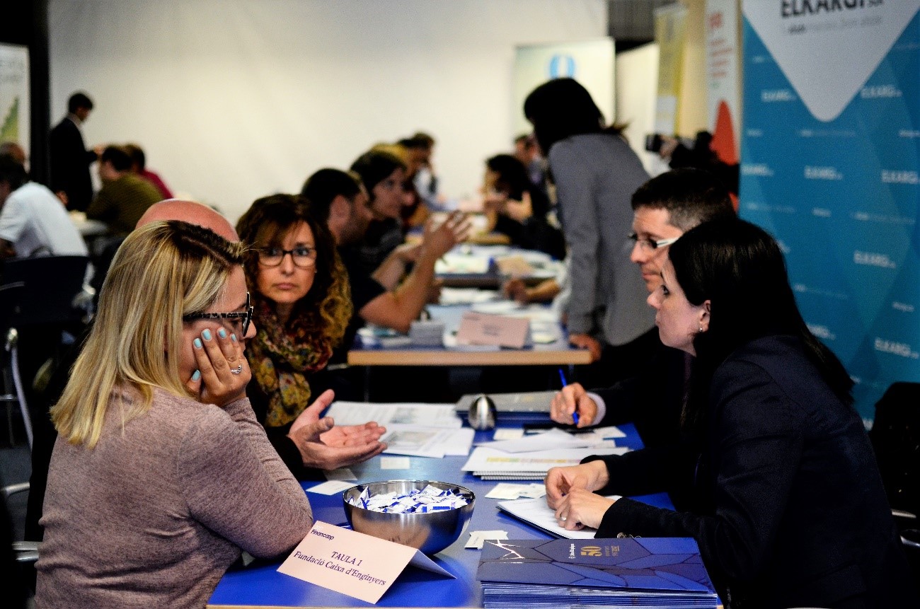 Un moment dels contactes cara a cara entre finançadors i demandants de crèdit foto: Financoop