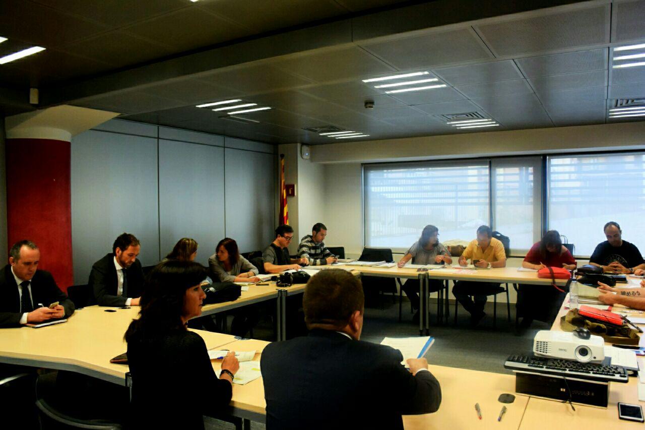 La reunió de conciliació entre empresa i vaguistes amb els mediadors de Treball Foto: Tomeu Ferrer
