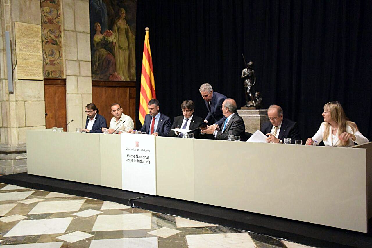 Moment de la firma solemne del pacte al Palau de la Generalitat foto: Tomeu Ferrer