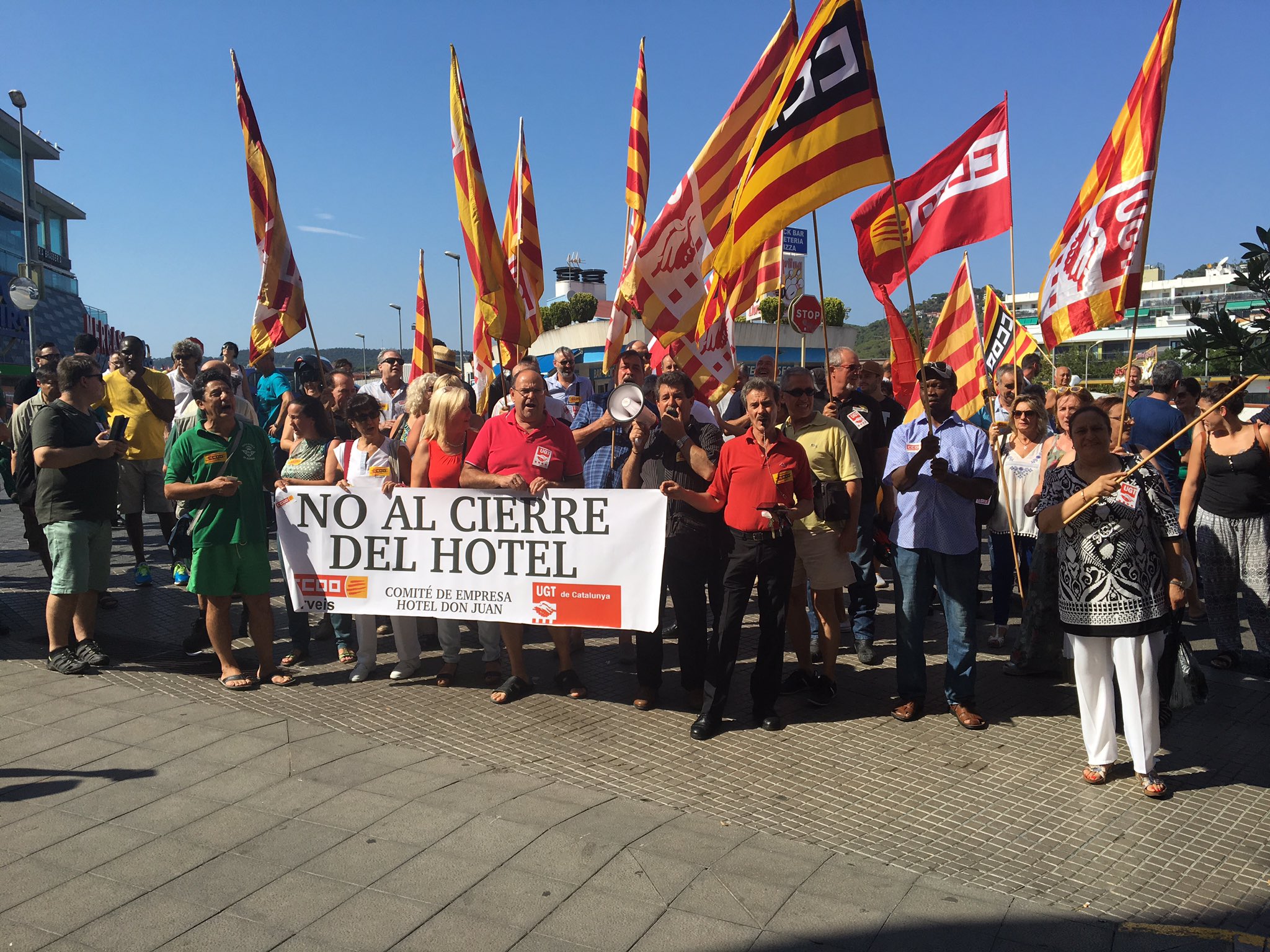 Concentració de treballadors pel manteniment de l'Hotel Don Juan de Lloret foto @NovaRàdioLloret
