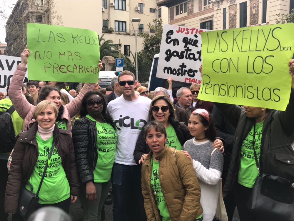 Els pensionistes han rebut el suport de col·lectius com les combatives Kellys de Barcelona foto: Kellys BCN