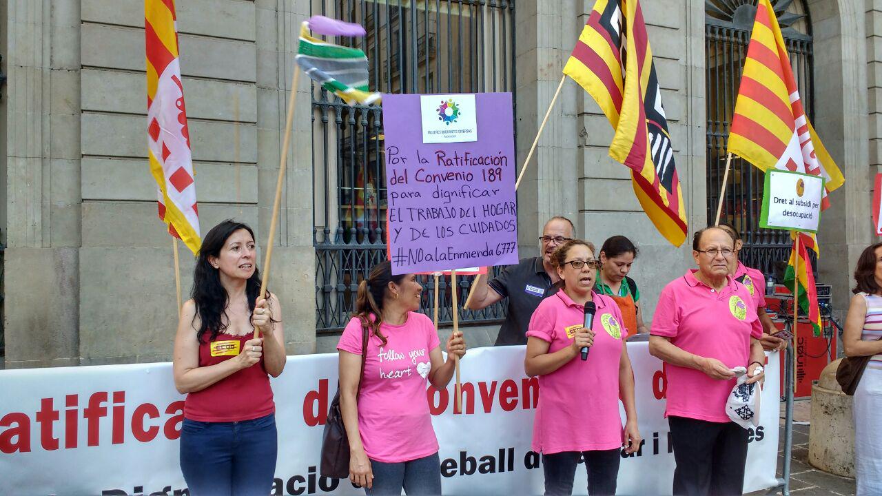 Les treballadores de la llar llegeixen el manifest contra l'empitjorament dels seus drets foto: Tomeu Ferrer
