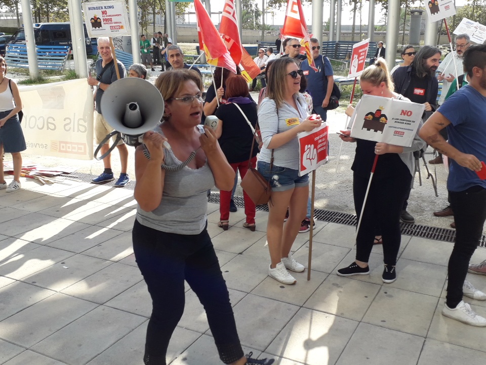 Delegades sindicals de Burger King, durant la concentració foto: CCOO