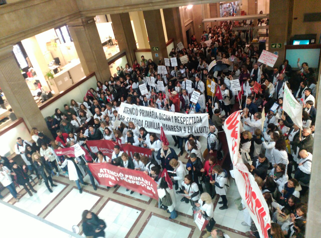 Mobilitzacions del personal sanitari el primer dia de la vaga, durant l’ocupació de l’ICS | Carla Benito