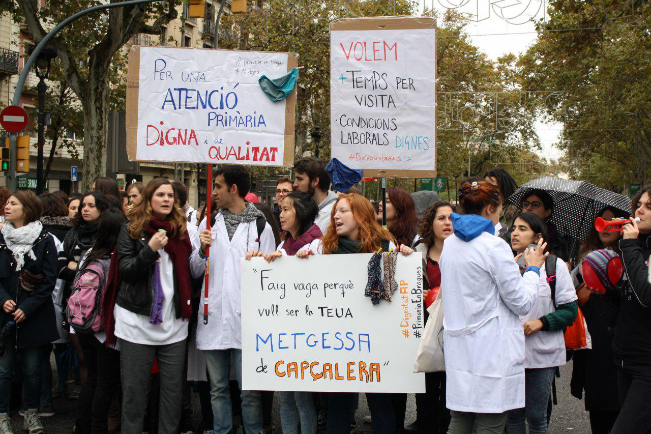 Facultatives i facultatius mostren cartells amb les seves reivindicacions foto Carla Benito