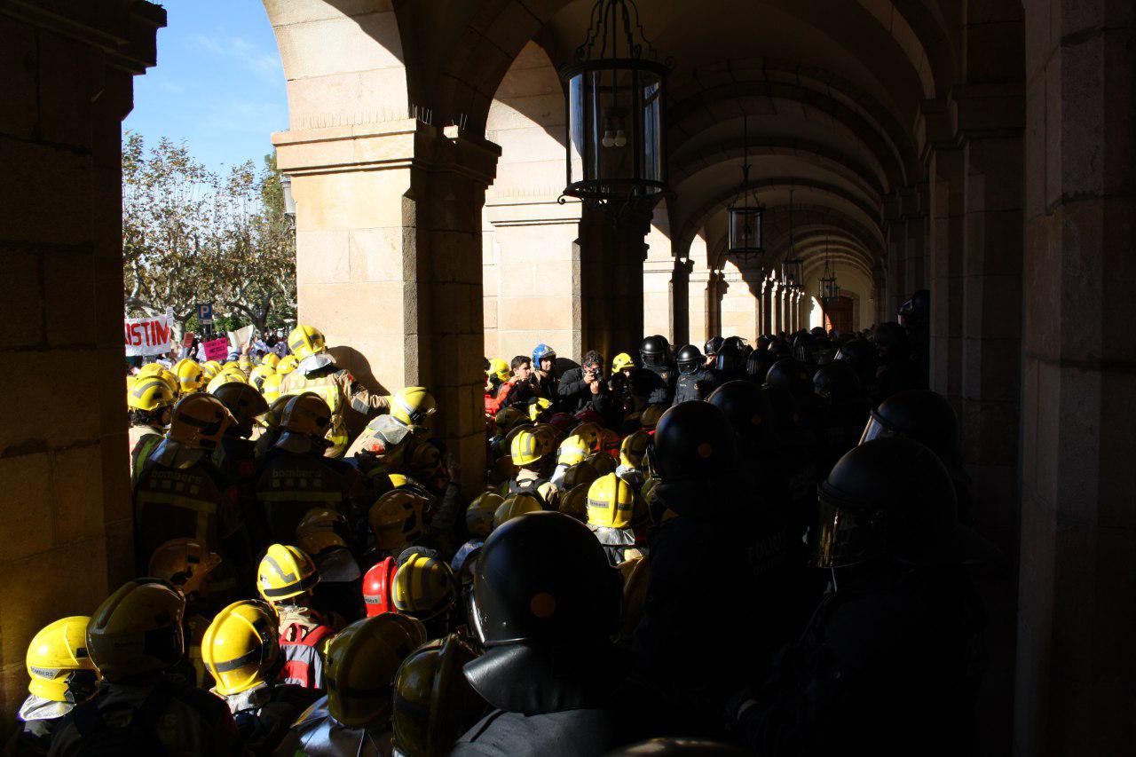Aglomeració de sanitaris i bombers als porxos del Parlament foto: Carla Benito