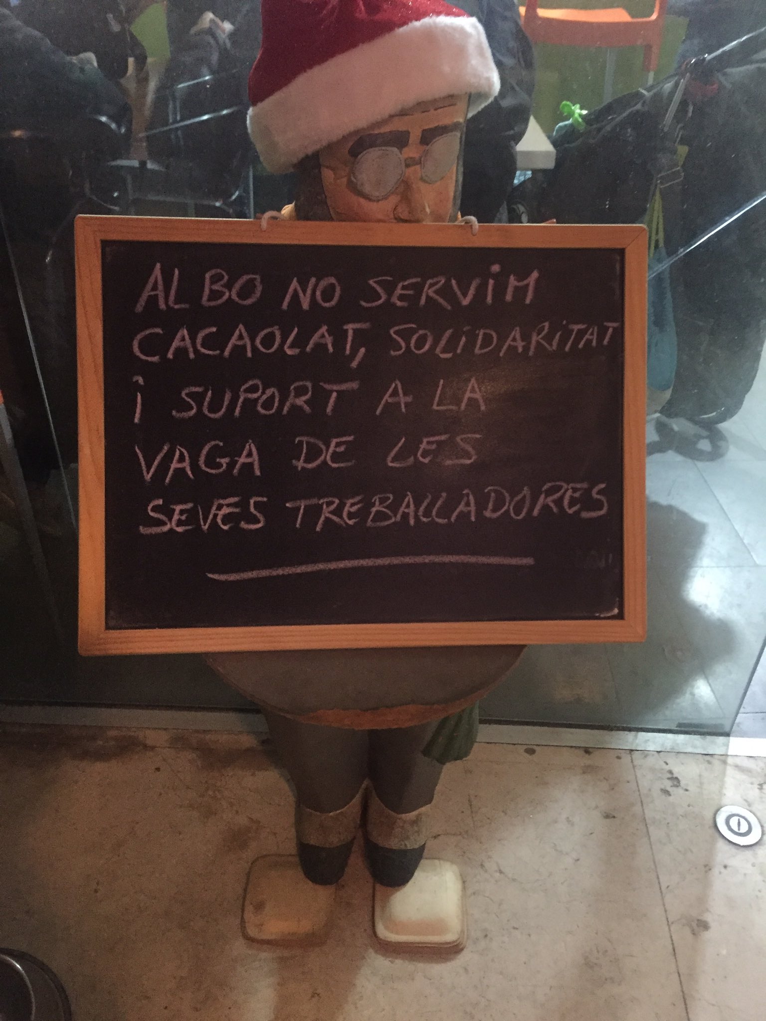 Cartell solidari amb els vaguistes de Cacaolat a Vilassar de Mar foto: @polcastellvi