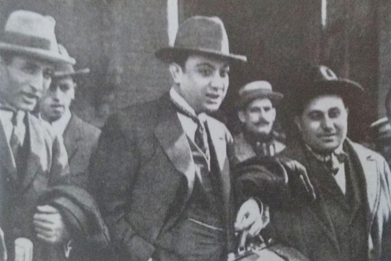 Salvador Seguí amb membres de la CNT anant a Madrid a negociar amb la UGT la vaga general de 1917 foto del llibre Apóstoles y asesinos d'Antonio soler, Editorial Gutemberg