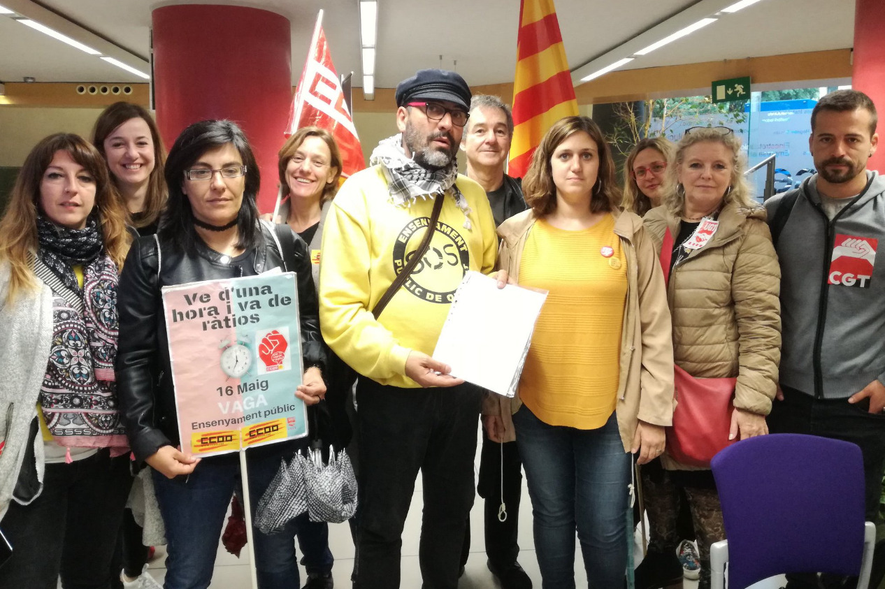 Els delegats dels sindicats mostren la covocatòria de vaga a l'ensenyamebnt pel 16 de maig foto: USTEC