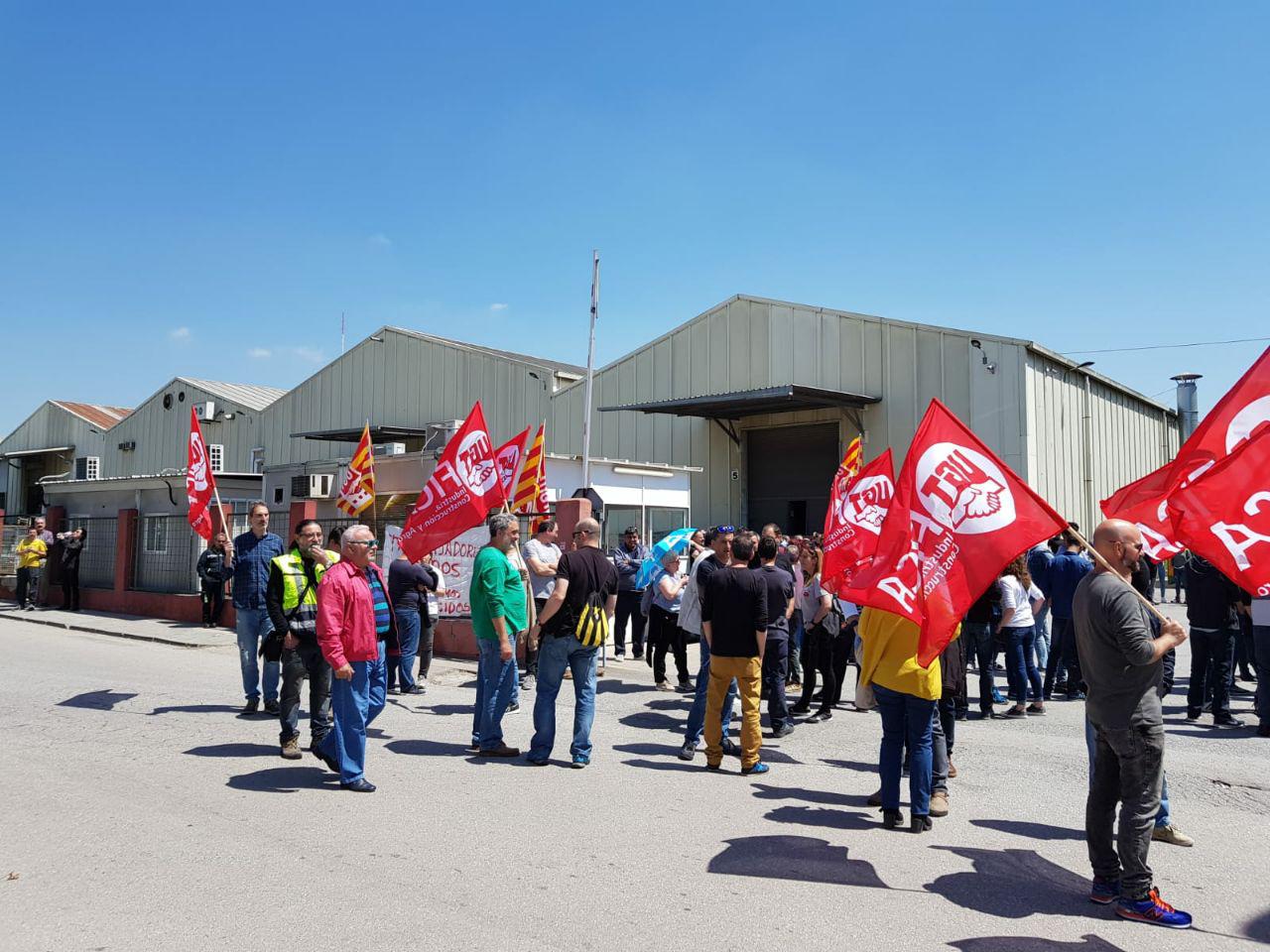 Operaris de l'àrea d'arts gràfiques de la UGT. solidaris amb els seus companys de Rotocayfo i Cayfosa foto: UGT