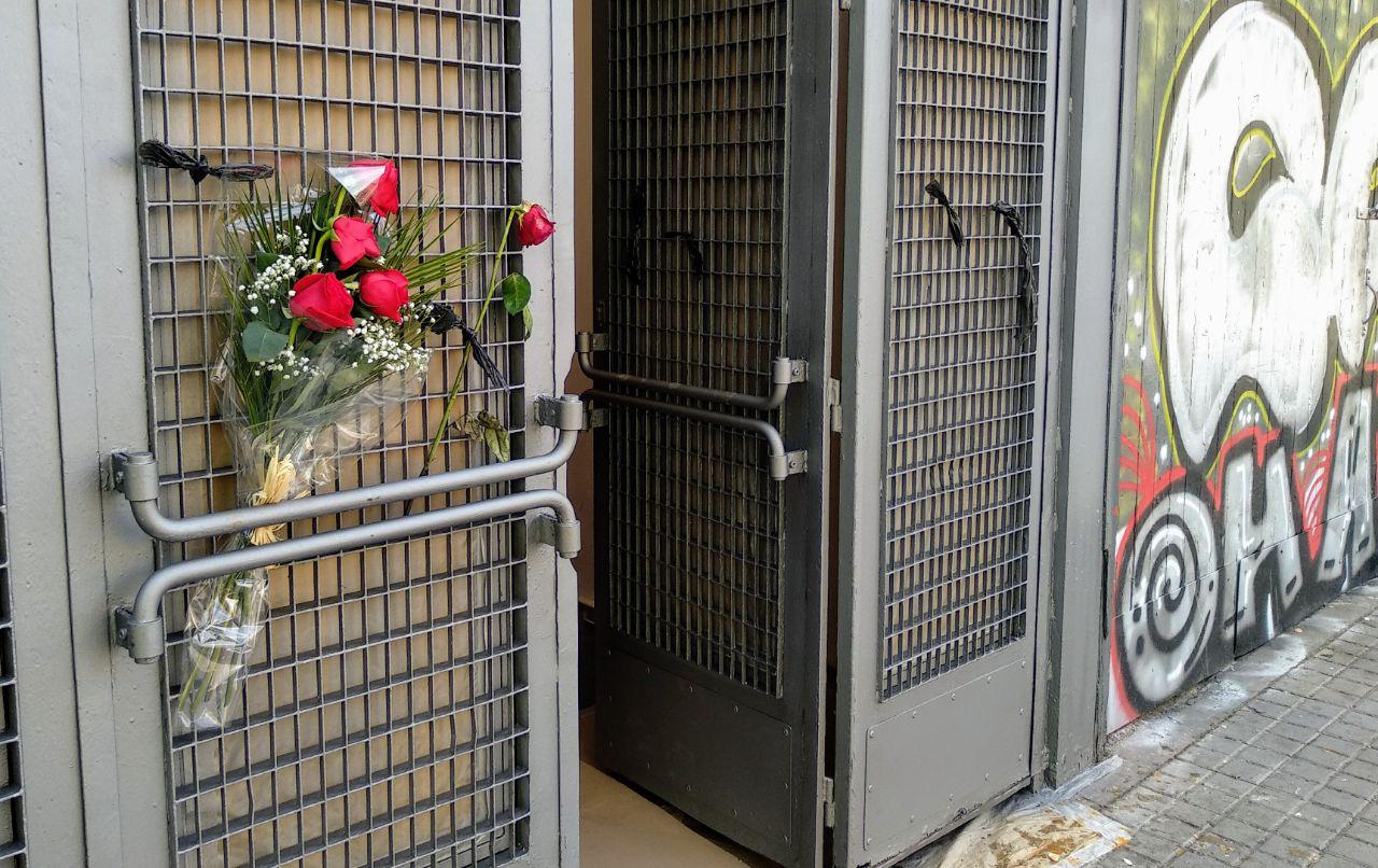 A la porta d'una instal·lació de Glovo hi ha un un ram de roses vermelles en record del treballador mort foto: Tomeu Ferrer