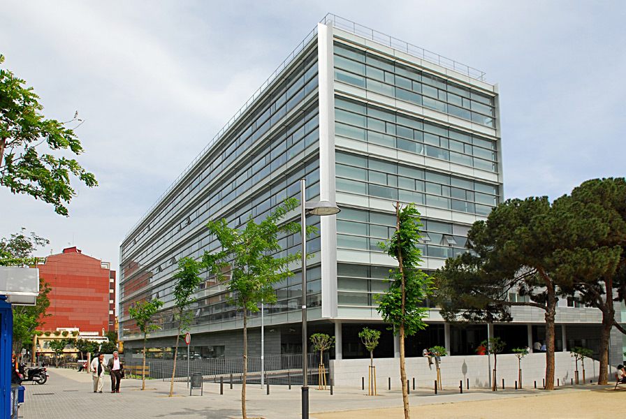 El edifici El Viver, de Badalona agrupa bona part dels serveis municipals de la ciutat foto: www.badalona.cat