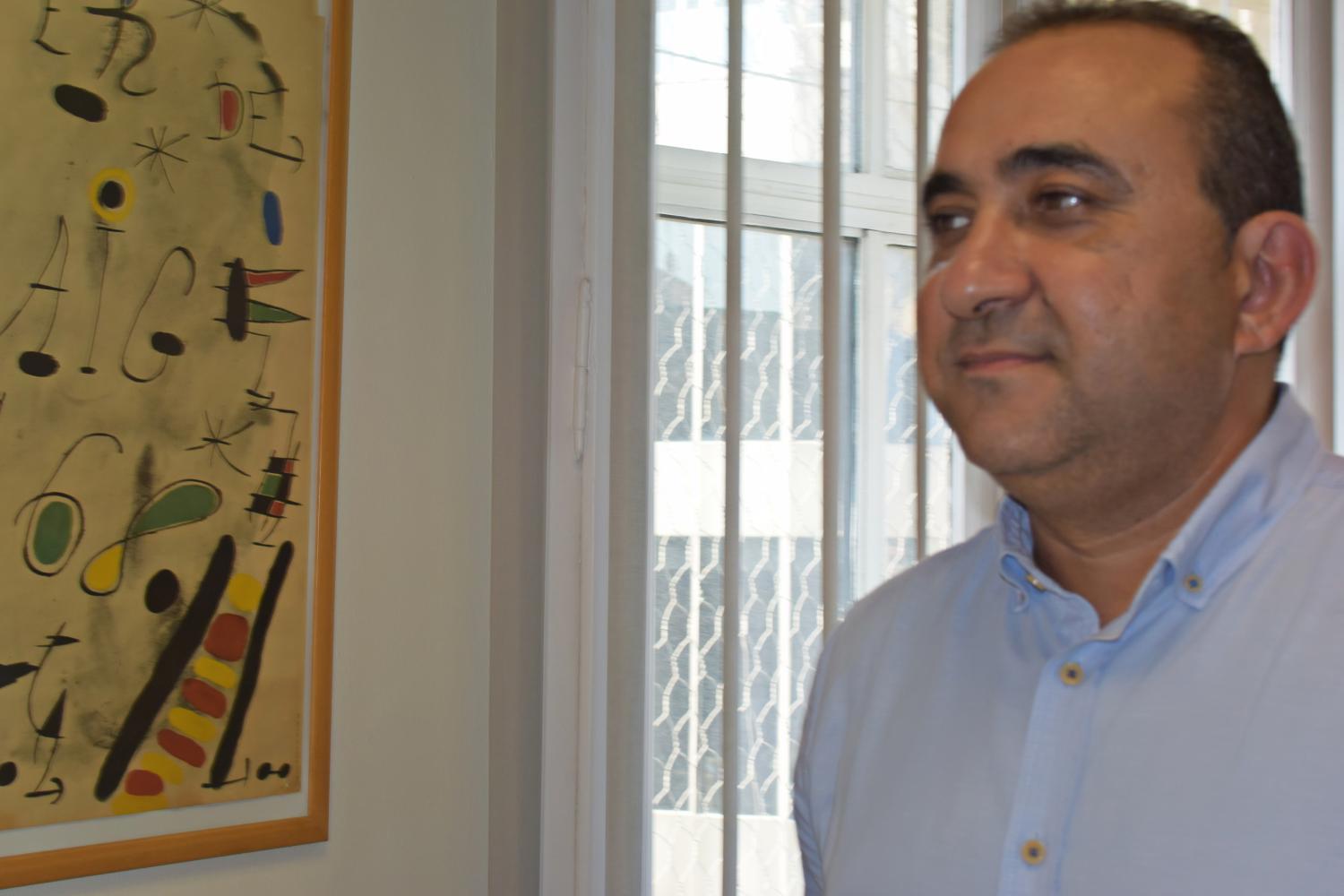 Pacheco davant d'una litografia de Joan MIró sobre l'1 de maig foto: Tomeu Ferrer