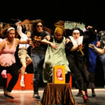 Alumnes del Timbal assajant una obra