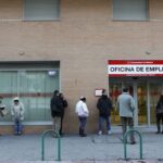 Un grup de persones fan cua a una oficina pública d'ocupació