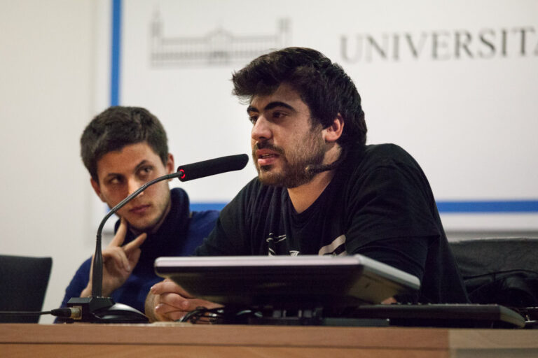 L'Isma intervé a la facultat de Física, al fons el Dani Foto: Enric Català