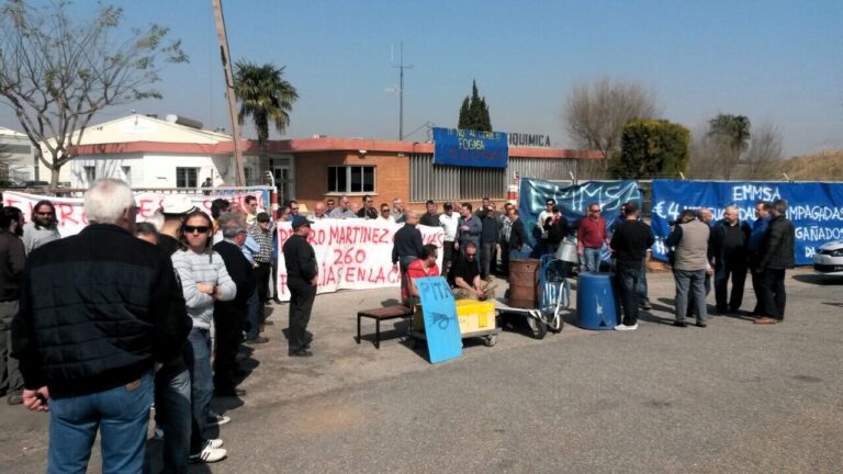 Concentració de treballadors d'EMMSA a Tarragona