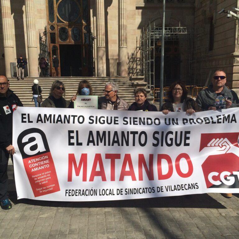 Pancarta de la CGT que denuncia la situació de l'amiant foto: CGT