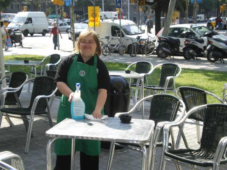 Una treballadora d'una coneguda multinacional de restauració foto: Aura Fundació