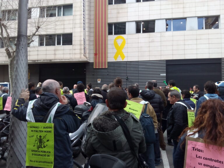 Els treballadors de Parcs i Jardins de Barcelona reclamen que es cobreixin les baixes per atendre millor les zones verdes de la ciutat