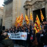 Els líders sindicals es dirigeixen als concentrats des de la plaça de l'ajuntament