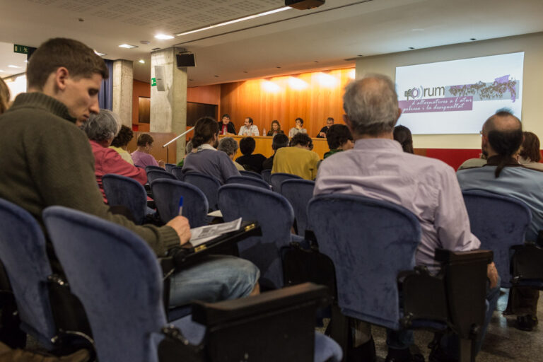 Imatge de la sessió inaugural del fòrum d'alternatives a l'atur, la pobresa i la desigualtat Foto: Enric Català