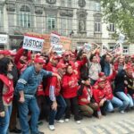 Un grup de treballadors de Coca cola celebra la victòria judicial