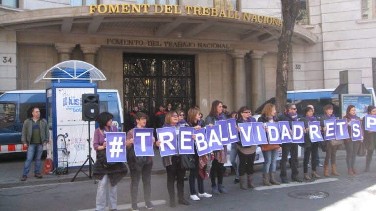 Concentració de dones sindicalistes davant de Foment del Treball