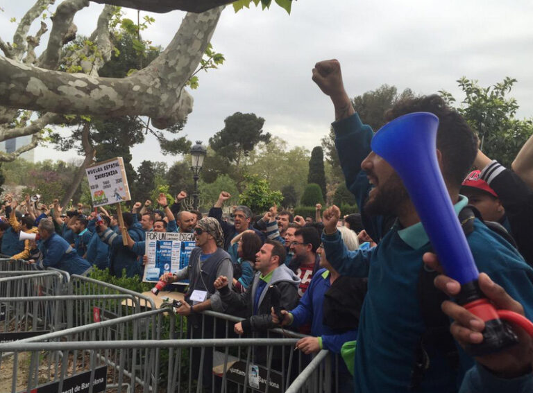 Concentració de treballadors de contractes de Movistar davant del Parlament de Catalunya