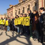 Concentració de crítics amb el TTPI al Parlament de Catalonya. Foto : Cup Parlament