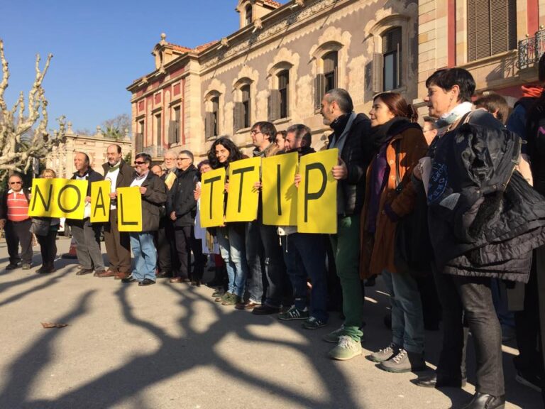 Concentració de crítics amb el TTPI al Parlament de Catalonya. Foto : Cup Parlament