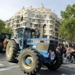 Tractors al Passeig de Gràcia en la manifestació contra el TTIP / ENRIC CATALÀ