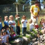 Professor amb alumnes de l'escola bressol que tanca la UAB
