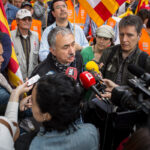 Josep Maria Àlvarez atèn la premsa a l'inici de la marxa : Foto Enric Català