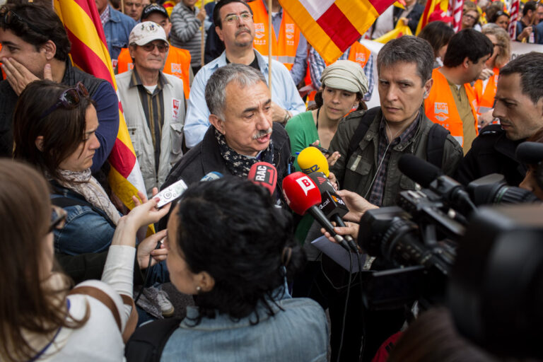 Josep Maria Àlvarez atèn la premsa a l'inici de la marxa : Foto Enric Català