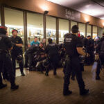 Els mossos d'Esquadra desallotgen els treballadors en vaga foto: Enric Català