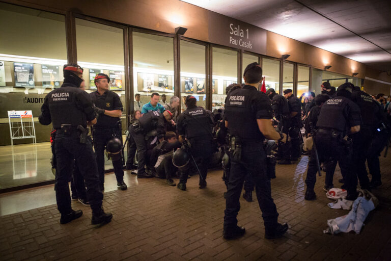 Els mossos d'Esquadra desallotgen els treballadors en vaga foto: Enric Català