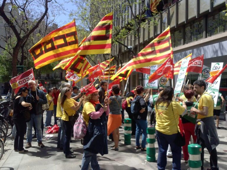 Concentració de treballadors de Correus davant la Delegació de l'Agència Tributària