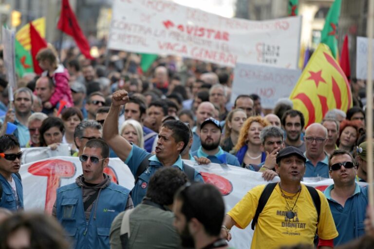 Instantània de l'inici de la manifestació alternativa : Foto Enric Català