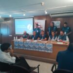 Candidats i dirigents polítics en l'acte de firma del comopromís de les Escales