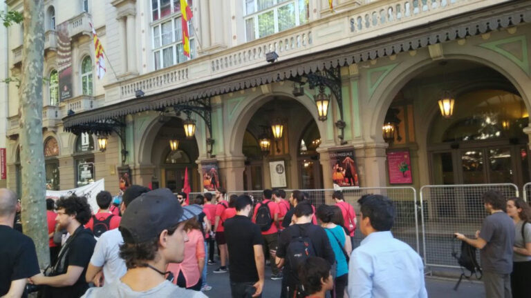 eEls vaguistes davant la porta del Liceu