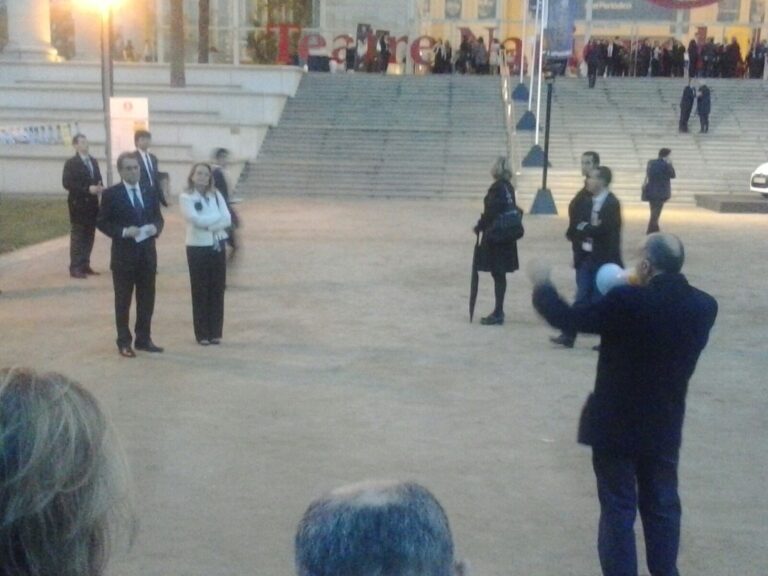 Sergio, amb el megàfon explica a Artur Mas les accions del seu patró