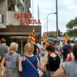 Piquet protestant davant la seu de l'Hotel Samba en una foto d'arxiu