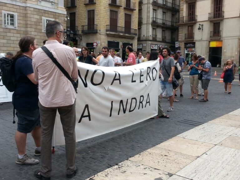 Delegació de treballadors d'Indra davant l'Ajuntament de Barcelona