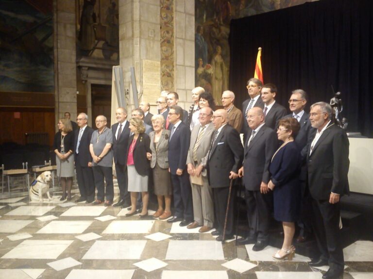 foto de grup dels guardonats amb les medalles i plaques Macià