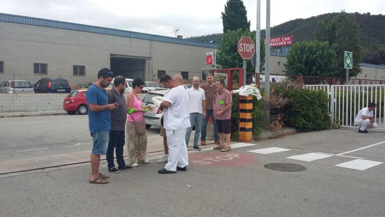 Treballadors de Valeo a les portes de la planta de Martorelles