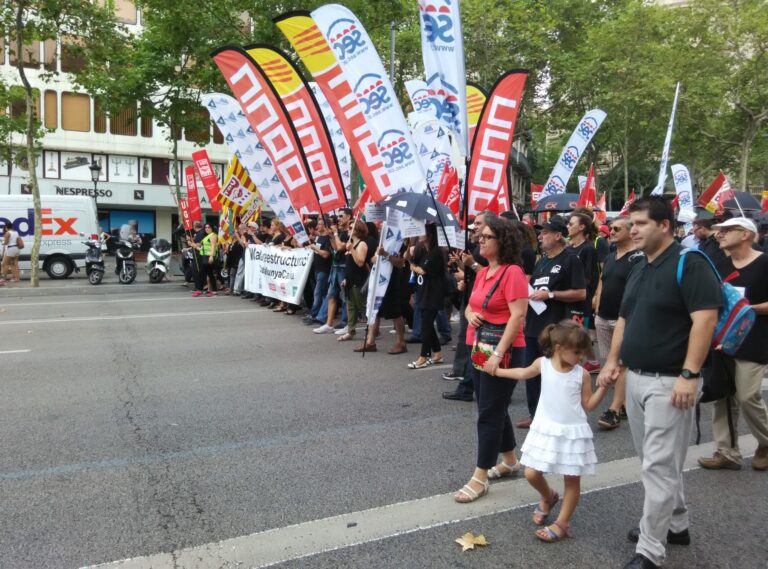 A la marxa van assistir families senceres vinculades a l'entitat de crèdit